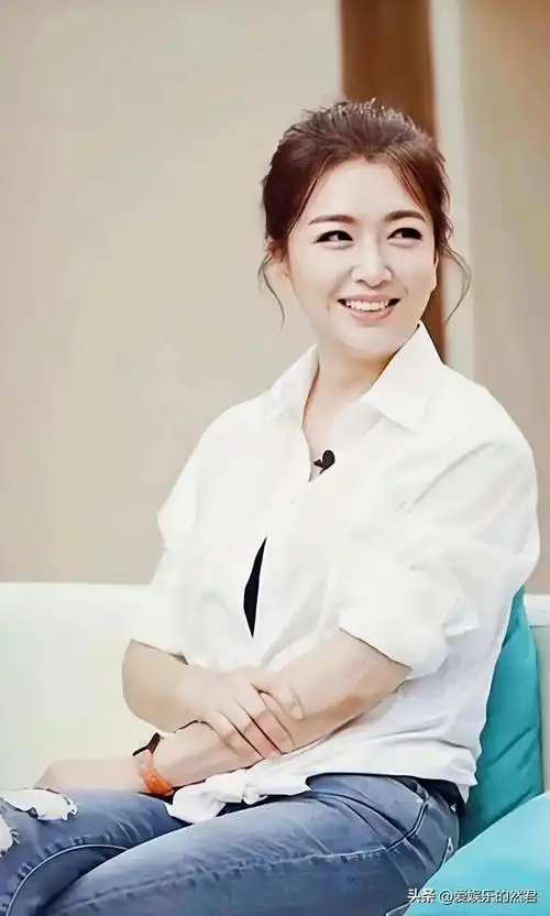 江珊真是越来越有韵味举手投足间全是柔情和端庄