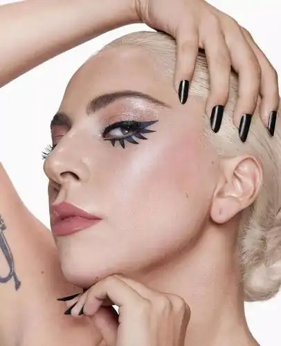 秋冬炫酷必备吉克隽逸的镭射美甲太a了