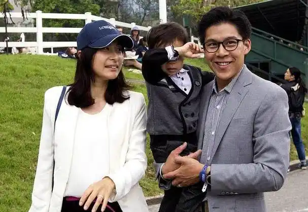 霍启刚带着儿子到大街上给流浪汉送棉衣过冬网友豪门中的清流