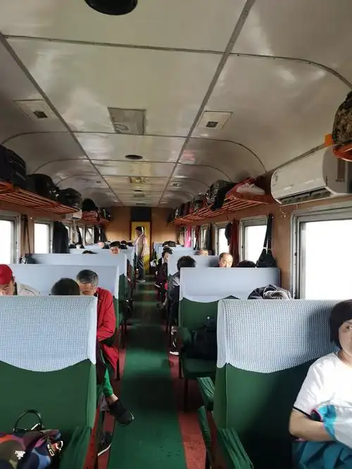 我们回程的火车车厢,安装了两台空调挂机.