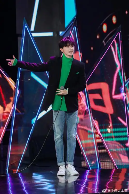 快乐大本营马嘉祺模仿蔡国庆北京的桥绿色高领毛衣哈哈还唱挺好的有内