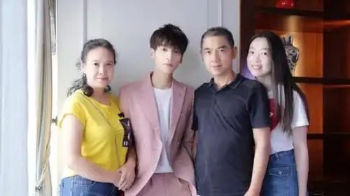 罗云熙自称全家最丑,本以为开玩笑,可看到全家福后,我信了