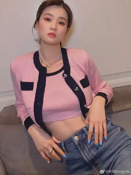 乔欣郁金香粉四宫格随拍