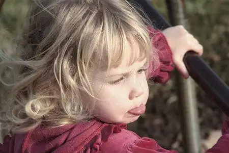 嘴小孩金发小孩撅嘴照片