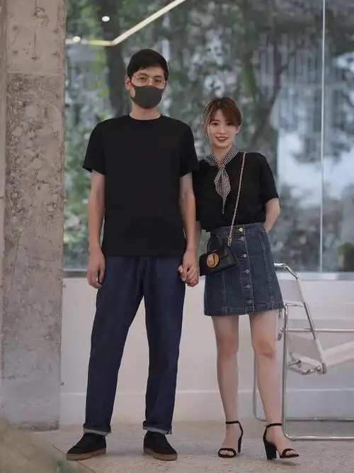 小个子女生单品推荐像这位博主的穿搭就是很正确的示范,虽然比男生