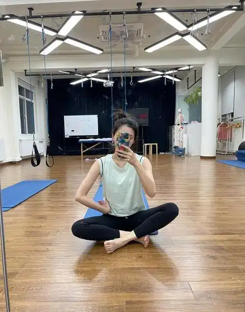 太自律x岁江疏影傍晚晒健身照白嫩皮肤红肿淤青明显令人怜