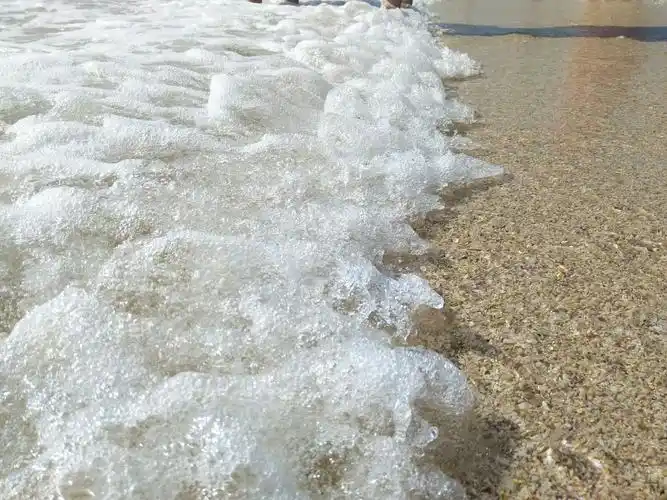 卷起雪白的浪花,欢快的涌上沙滩. 用尽全力,洗尽铅华.