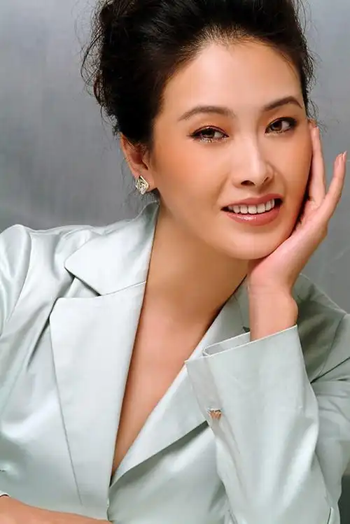 演员李琳:因前夫一耳光离婚,二婚嫁奥运冠军很幸福,51岁无子女