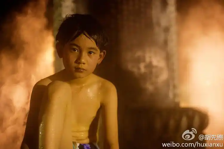 胡先煦光膀子游泳的照片,小时候居多,毕竟那时候小,小男孩对于光膀子