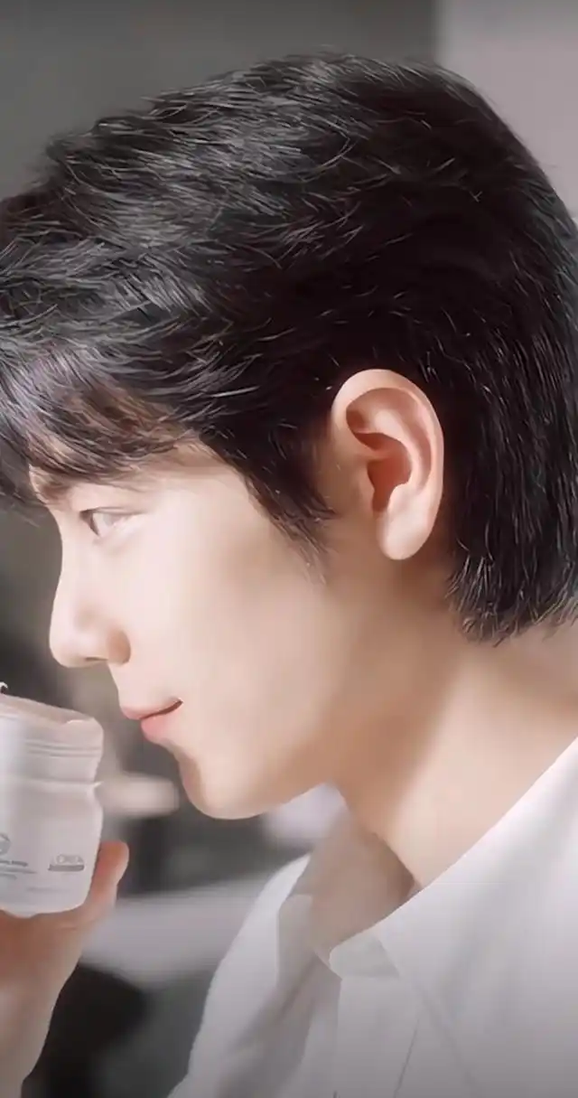 肖战长发限定款,绝美侧颜,光滑健康的肌肤,蓬松的头发,温柔浪漫的人!