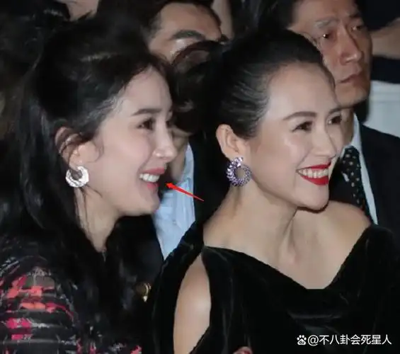 36岁的杨幂在生图里,瘪嘴,面部凹陷明显,看起来比精修图显老了好几岁.