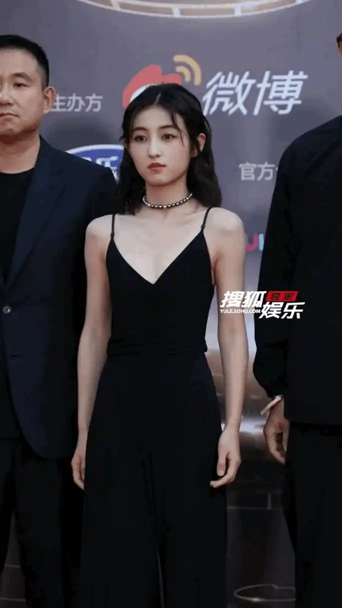 张子枫# 张子枫微博之夜造型来了～  小烟熏 吊带阔腿裤一整个飒琢怂