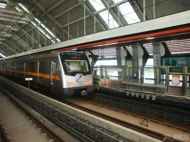 乘坐 成都地铁2号线:连山坡站 到 春熙路.