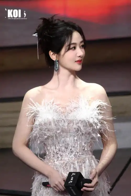 杨紫超话爱上紫神@杨紫就像呼吸一样简单#长相思演唱会