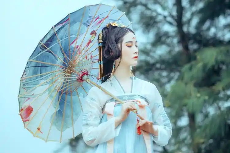 姿容胜雪的古典美女子