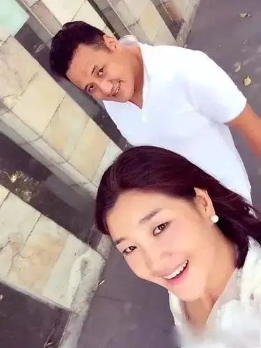 降央卓玛全家照片流出儿子超可爱老公魁梧低调帅爆了