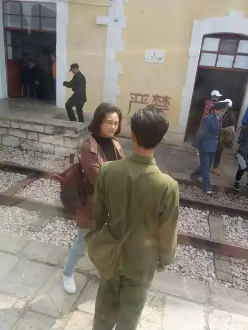 4月3日,《芳华》剧组转场芷村火车站,这也是在蒙自的最后一站.