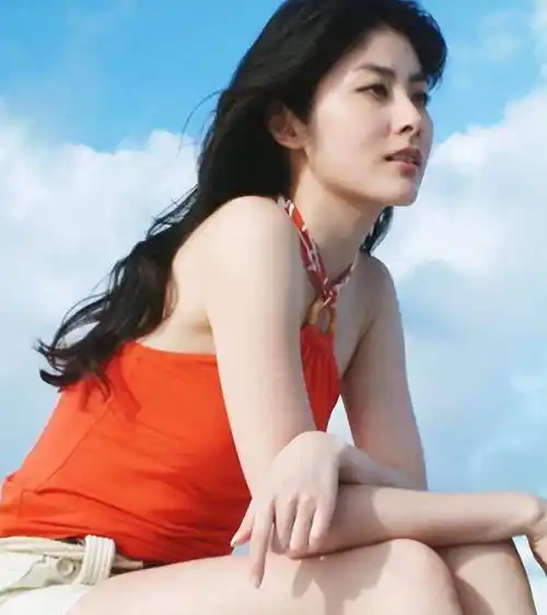 50岁"冻龄玉女"陈慧琳,星途如此顺利,仅是因为背景显赫吗?