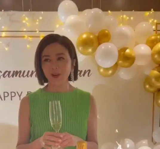 关之琳59岁生日造型挺美!清新绿裙搭配奢华钻戒,肤白貌美好优雅