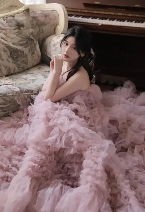 美女写真:甜美少女粉色海浪裙唯美艺术照,宛若童话"海的女儿"