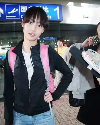 牛仔裤,白色打底衫外穿黑色小外套,出道前的郑爽是这样穿着普通留着齐