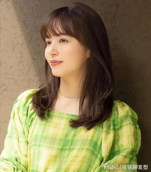 发型选对气质才会更好试试空气刘海卷发甜美温柔又减龄