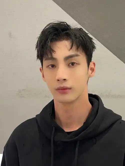 男生好看的发型推荐服帖烫