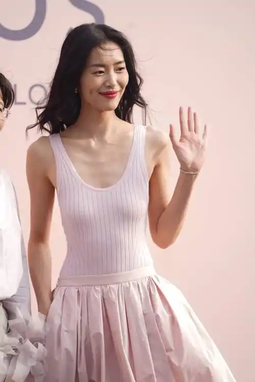 刘雯穿吊带背心晒居家照,身型纤细如纸胸前一马平川,真是太瘦了