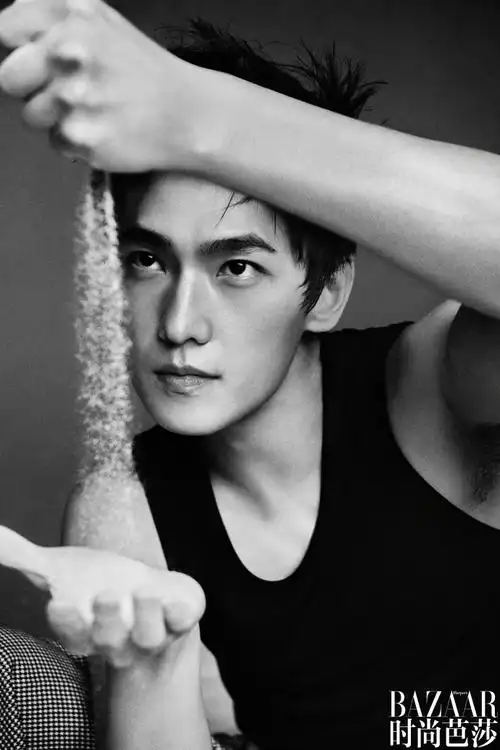 杨洋×时尚芭莎harpers bazaar 八月刊封面大片,身穿valentino 2023