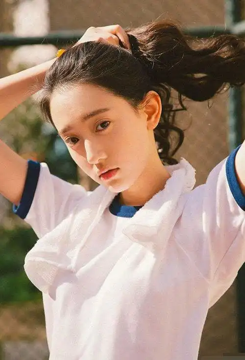 女生头顶尖怎么扎马尾好看 俏丽迷人女生扎发造型