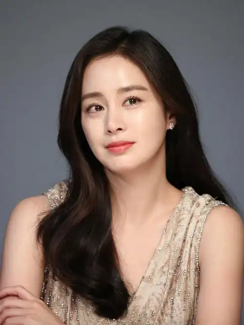 金泰熙二胎后复出,搭配纯色修身造型,哪里看得出快40岁了?