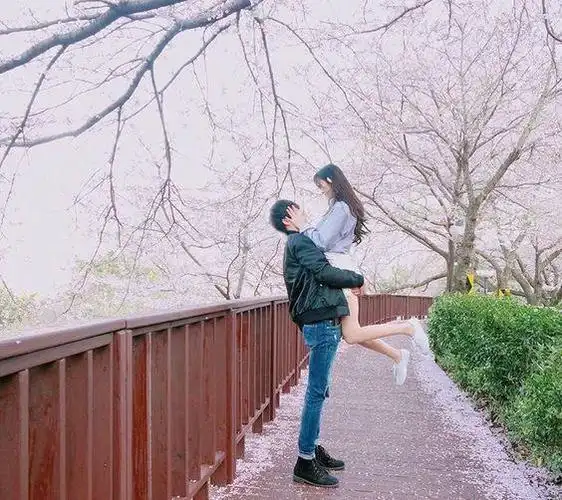 恋爱中的小情侣 这些简单的动作拍照最适合你们秀恩爱