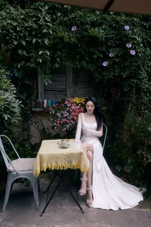 杨幂白色珍珠高开叉长裙##杨幂白色开叉连衣裙