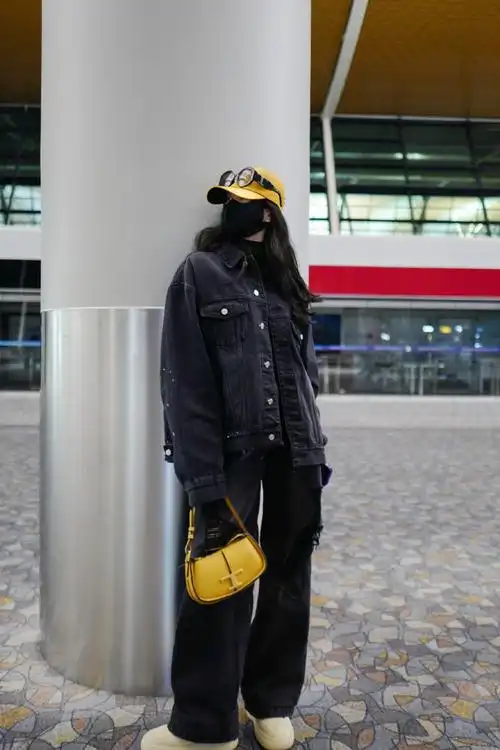 米兰之行,玩得愉快~#刘诗诗全黑牛仔造型##刘诗诗牛仔套装机场随拍