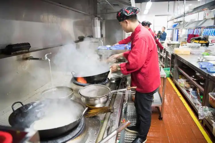 为什么你炒菜总是粘锅?跟着老厨师学几招,分分钟解决!