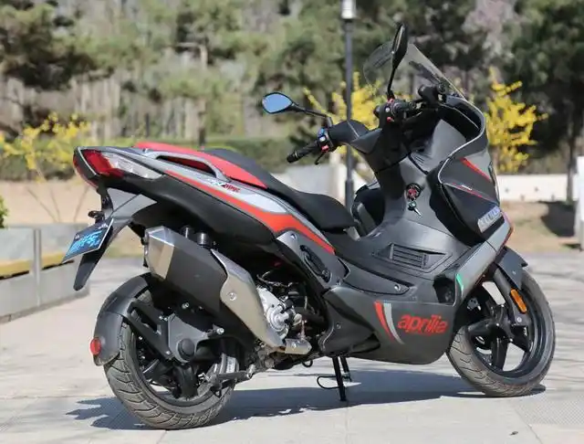 实拍新世代运动大踏板阿普利亚srmax300速览