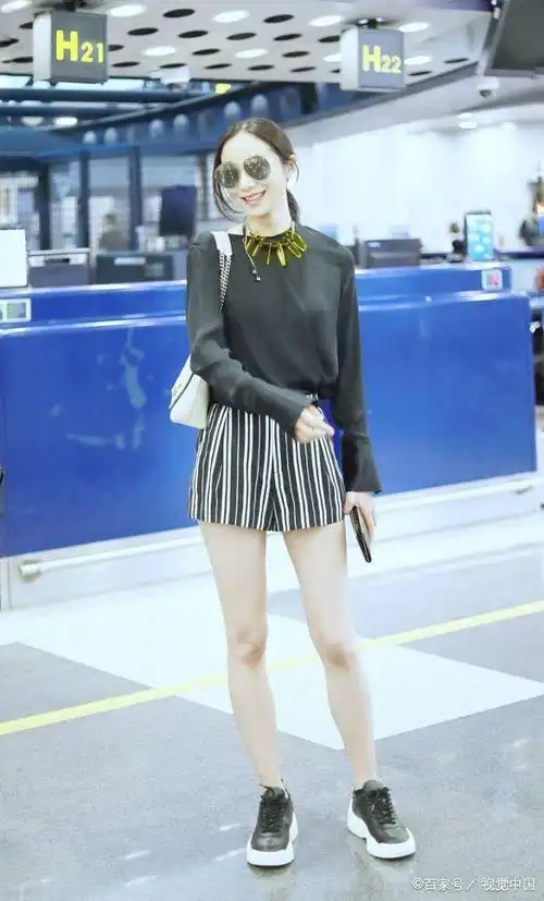 36岁韩雪穿超短裤大秀美腿,清晨赶飞机高冷范儿,网友:不要装了