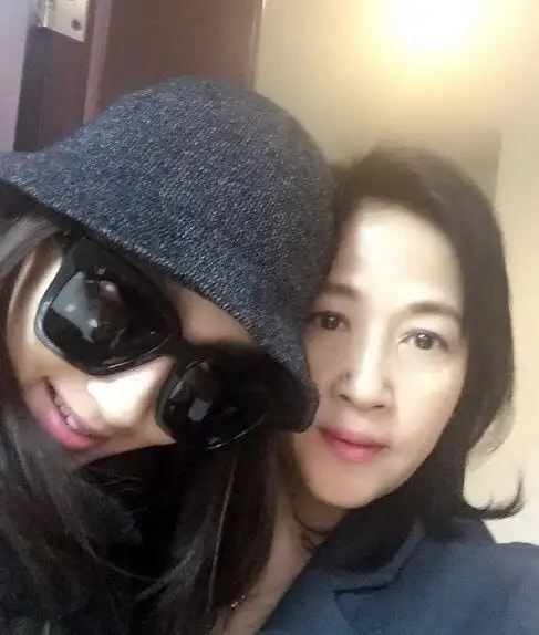 鹿晗妈妈vs关晓彤妈妈,星妈颜值谁更高?