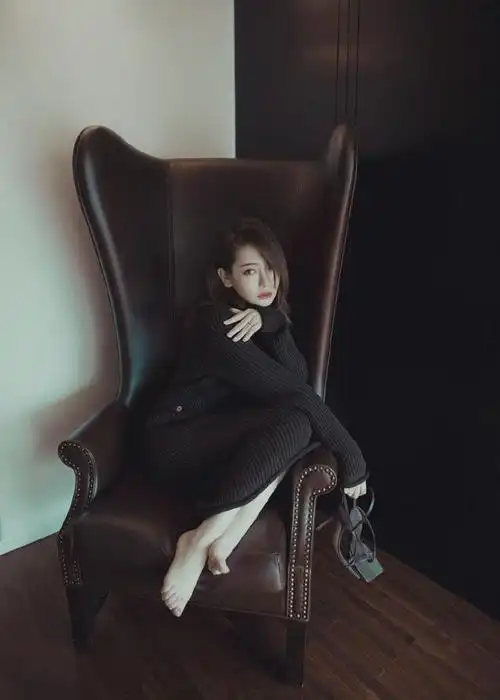 戚薇一身长袖针织裙,简直时尚与美丽共存,网友:长腿太夺目!