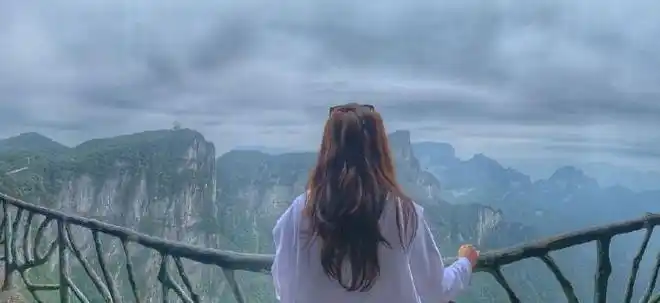 48岁袁咏仪晒旅游照老公视角下的她背影如18岁少女美如画