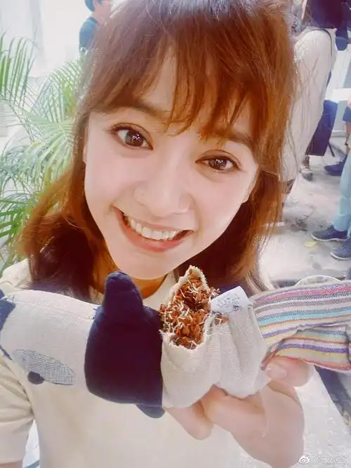 组图:陈意涵产后晒自拍状态佳 举手机壳摆拍笑容甜美