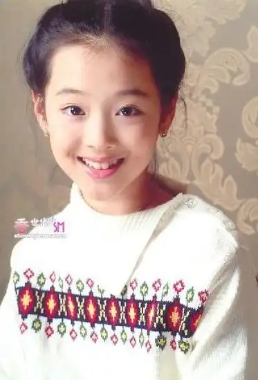 来瞅瞅崔雪莉的童年照,最后一张素颜亮了!网友:美与丑早已注定