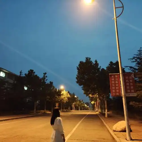 散散步加深蹲外面真的好热呀晚上都没有微风