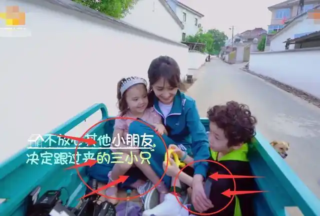 郑爽带两个孩子坐三轮车,见到她在车上的小举动,西瓜姐姐我爱了