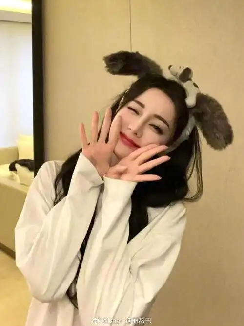 迪丽热巴分享开工美照俏皮可爱甜如少女烈焰红唇显喜庆