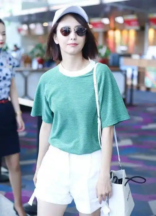 原创原创34岁佟丽娅真会穿绿色t恤搭配白色短裤穿出18岁少女感