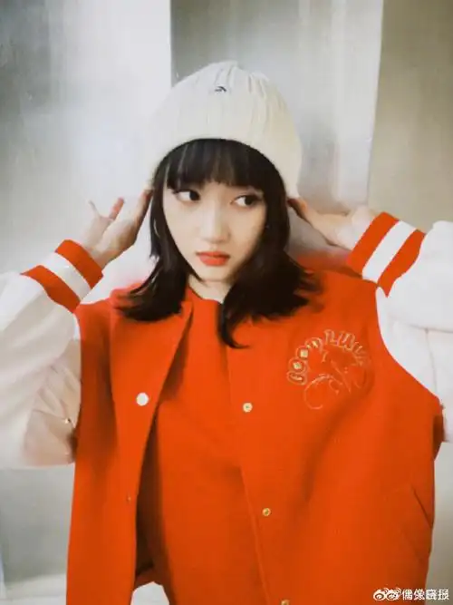 关晓彤短发侧颜照##关晓彤开工晒猫