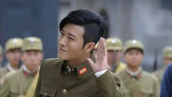 热血勇士:小伙神枪手直接百发百中,救下黑衣男一跳条小命!