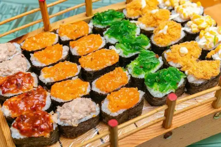 打开网易新闻 查看精彩图片各种军舰寿司无限量任吃!