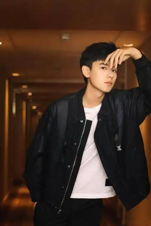 胡先煦不说话的时候,还是很帅的,青春且充满朝气,很有时尚感_黑色